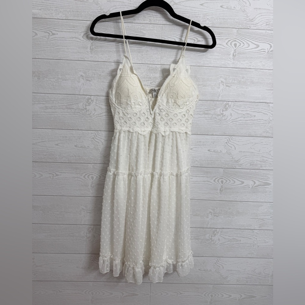 Justify Women’s White Lace & Chiffon Midi Dress. Size M